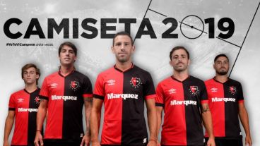 Se mantienen la marca y la publicidad pero cambian retoques en cuello y mangas.