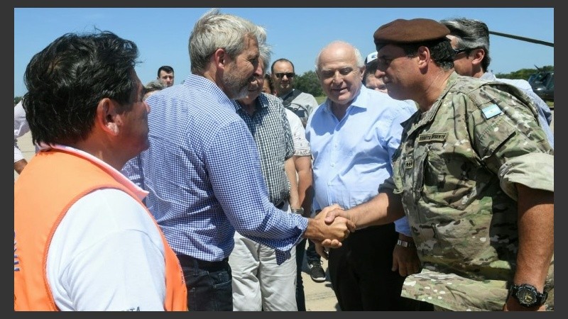 El ministro y el gobernador en las zonas afectadas por las inundaciones.