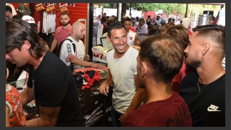 Jugadores con la gente en una de las tiendas oficiales.