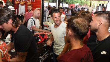 Jugadores con la gente en una de las tiendas oficiales.