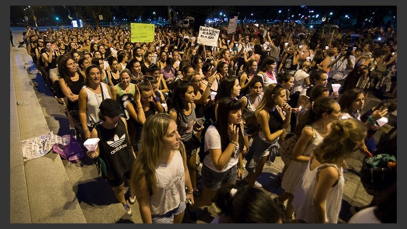 Mujeres reclamaron en Balcarce entre Montevido y Pellegrini.