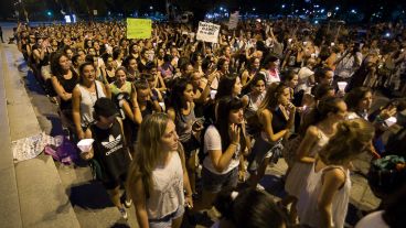 Mujeres reclamaron en Balcarce entre Montevido y Pellegrini.