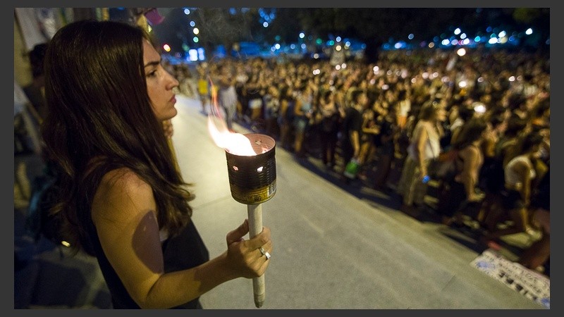 Antorchas contra la violencia machista frente a Tribunales provinciales.