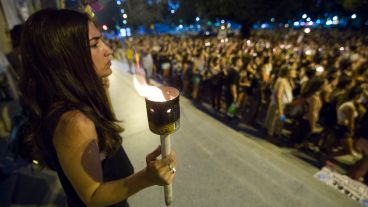 Antorchas contra la violencia machista frente a Tribunales provinciales.