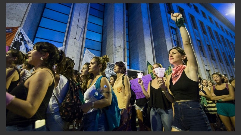 Asistentes a la ronda con antorchas contra la violencia de género.