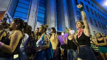 Asistentes a la ronda con antorchas contra la violencia de género.