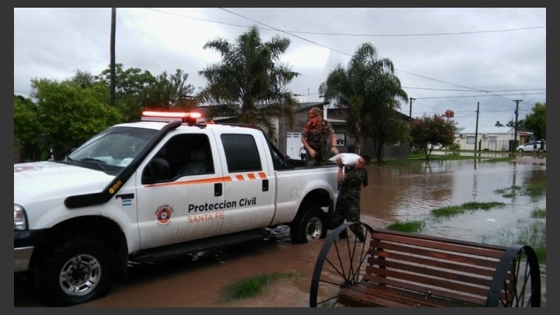 Los equipos de emergencia trabajan en localidades del norte santafesino.