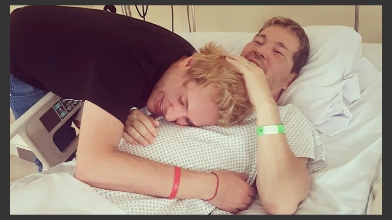 Guido y Tomasito en la cama de internación.