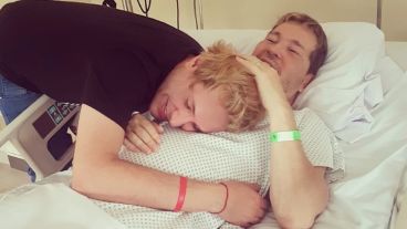 Guido y Tomasito en la cama de internación.