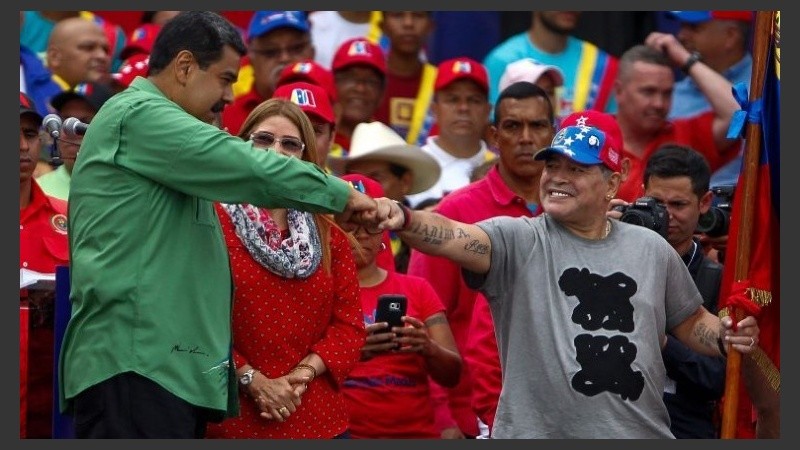 Maradona y Maduro en un acto de campaña.