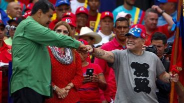 Maradona y Maduro en un acto de campaña.
