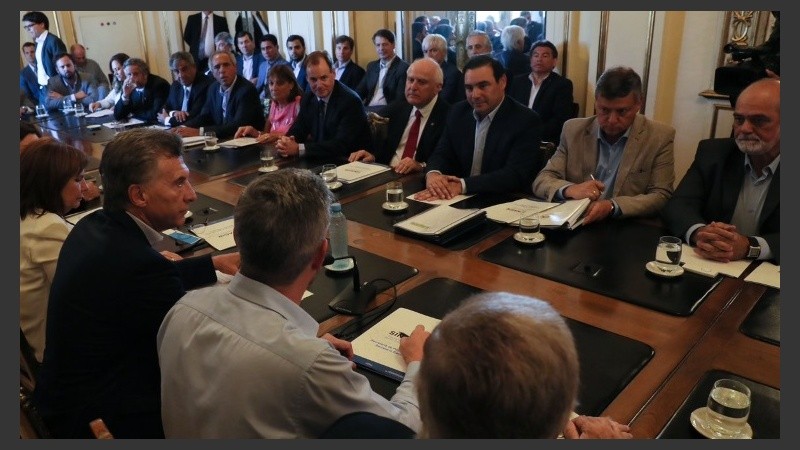 Macri y su gabinete reunidos con los cuatro gobernadores, entre ellos Miguel Lifschitz. 