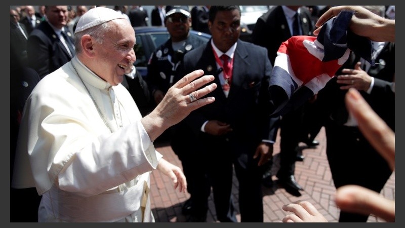  El papa Francisco saluda a feligreses este jueves en la Ciudad de Panamá.
