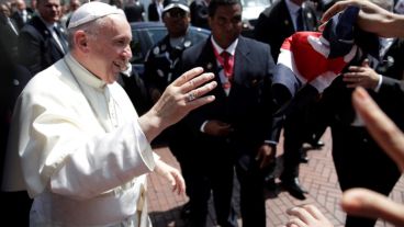 El papa Francisco saluda a feligreses este jueves en la Ciudad de Panamá.