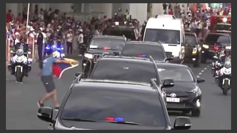El momento en que el joven se cruza en la caravana, ante el coche que conducía a Francisco.