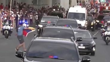 El momento en que el joven se cruza en la caravana, ante el coche que conducía a Francisco.