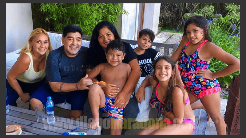 Diego en familia, con Verónica Ojeda y Dieguito Fernando.
