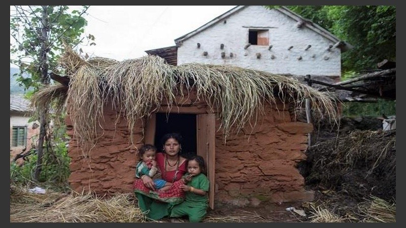 Foto de archivo de Naru Saud, de 21 años, a las puertas de un pequeño cobertizo comunitario 