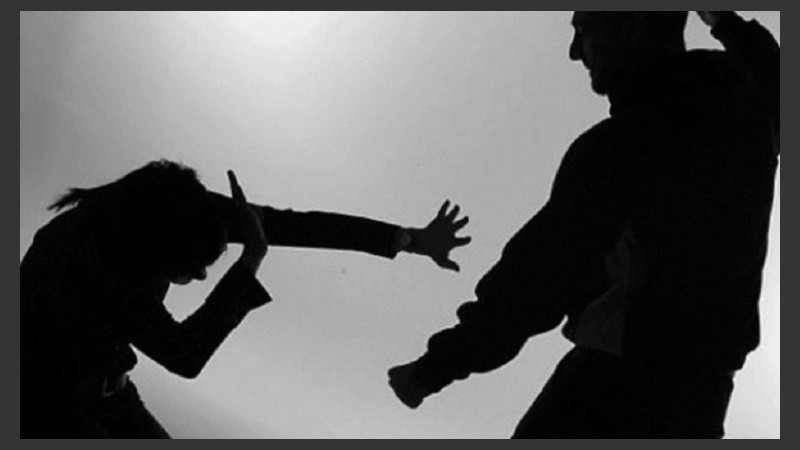 El atacante también la golpeó en el suelo.