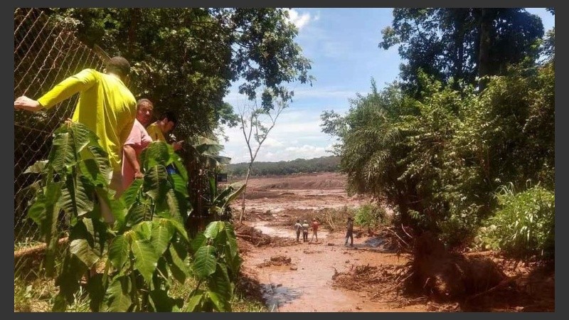 El alud se llevó todo a su paso por el pueblo.