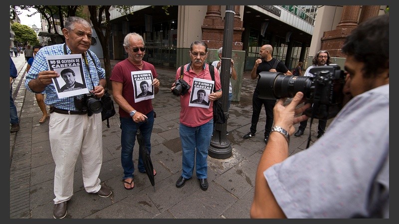 Reporteros gráficos de la ciudad se reunieron en el cruce de peatonales.