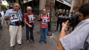Reporteros gráficos de la ciudad se reunieron en el cruce de peatonales.