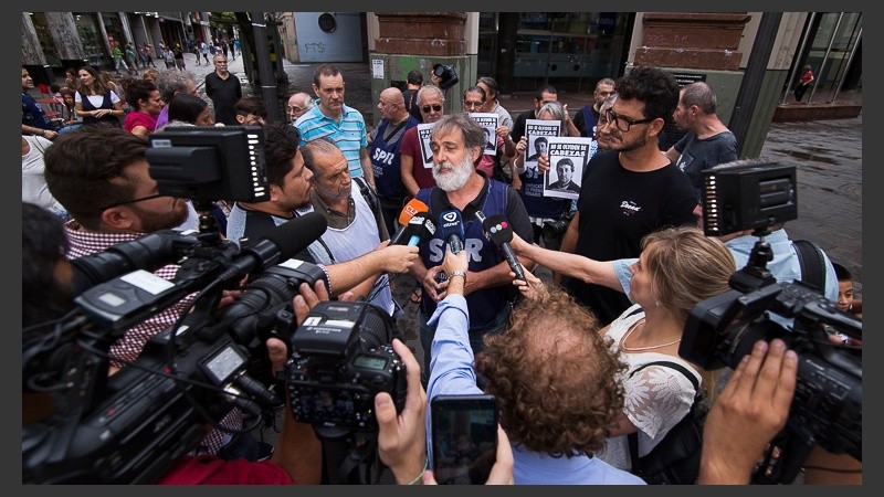 Medios de Rosario cubrieron el acto. Como todos los años, se pide justicia por el crimen.