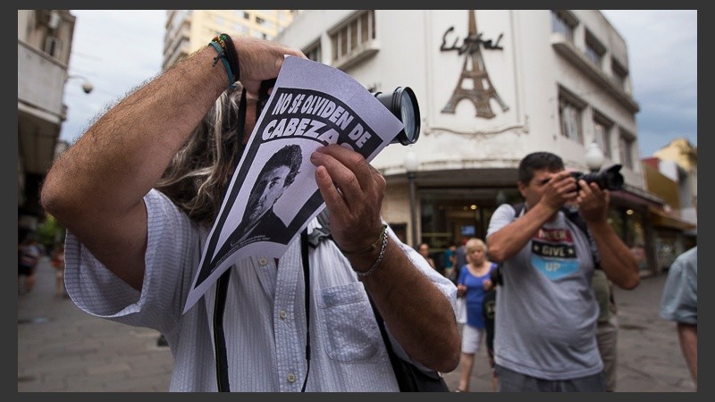 Fotógrafos se acercaron para recordar a Cabezas y tomar registro del acto.