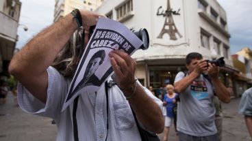 Fotógrafos se acercaron para recordar a Cabezas y tomar registro del acto.