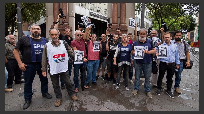 Camarazo en el cruce de peatonales este viernes por la tarde.