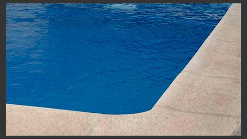 Los bomberos rescataron el cuerpo de la piscina.