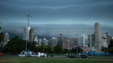 Cielo gris y amenaza de lluvia todo el día en Rosario.