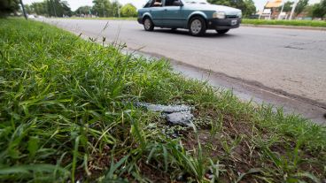 Restos de vidrios que quedaron en la escena donde se produjo el hecho.