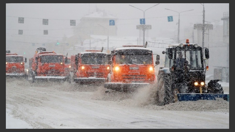 Más de 12.000 vehículos, entre quitanieves y camiones, trabajan para allanar caminos.