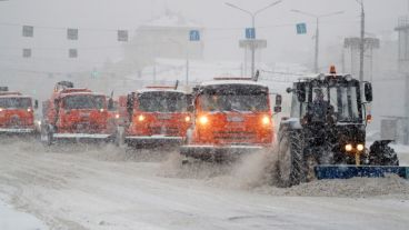 Más de 12.000 vehículos, entre quitanieves y camiones, trabajan para allanar caminos.