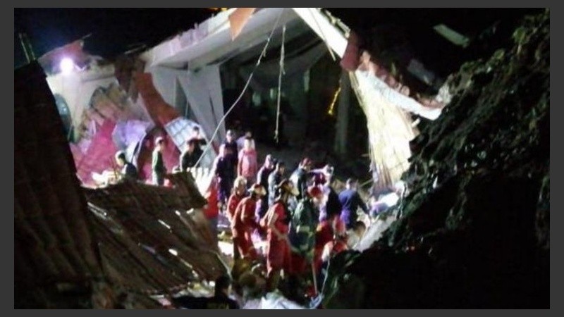 Los equipos de rescate en el lugar del hecho.