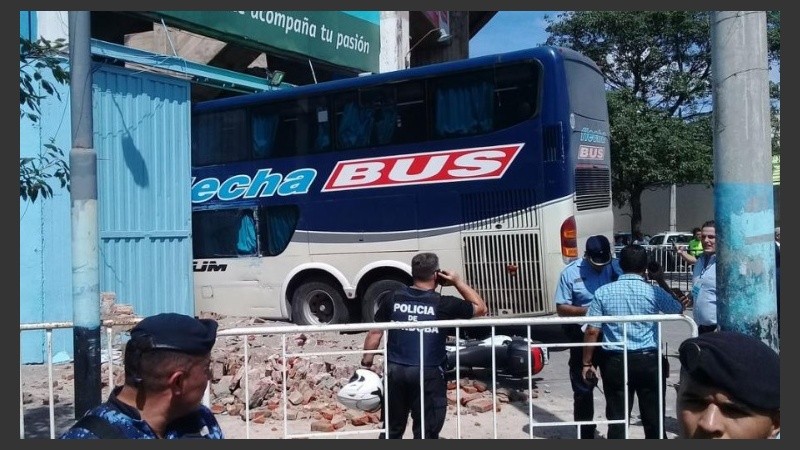 El ómnibus quedó incrustado en la puerta.
