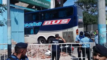 El ómnibus quedó incrustado en la puerta.