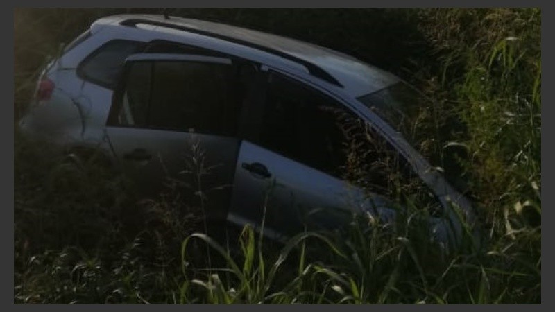 El vehículo terminó contra los altos yuyos a la vera de la ruta.