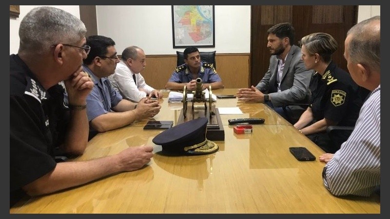 Gómez a la cabeza de la mesa de trabajo. 