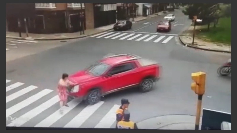 El momento en que la mujer es atropellada. 