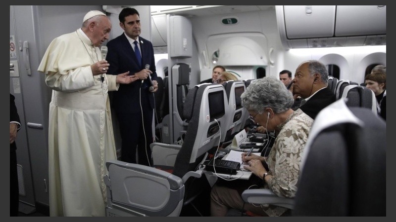  El Papa Francisco (i) junto al portavoz del Vaticano, Alessandro Gisotti, responde preguntas de periodistas durante el vuelo desde Panamá a Ciudad del Vaticano. 