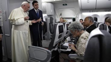 El Papa Francisco (i) junto al portavoz del Vaticano, Alessandro Gisotti, responde preguntas de periodistas durante el vuelo desde Panamá a Ciudad del Vaticano.