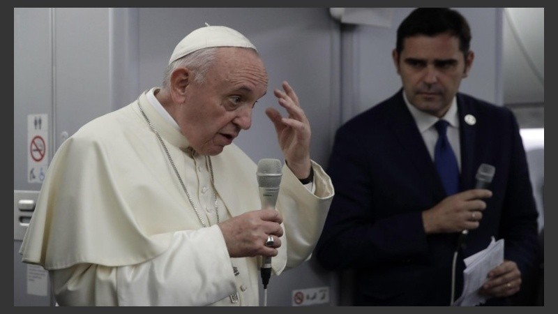 El Papa Francisco junto al portavoz del Vaticano, Alessandro Gisotti, en el vuelo de regreso a Ciudad del Vaticano.