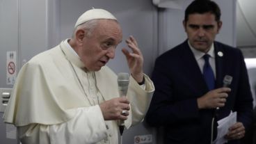 El Papa Francisco junto al portavoz del Vaticano, Alessandro Gisotti, en el vuelo de regreso a Ciudad del Vaticano.