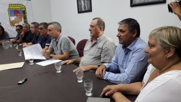Los referentes gremiales en la conferencia de prensa.