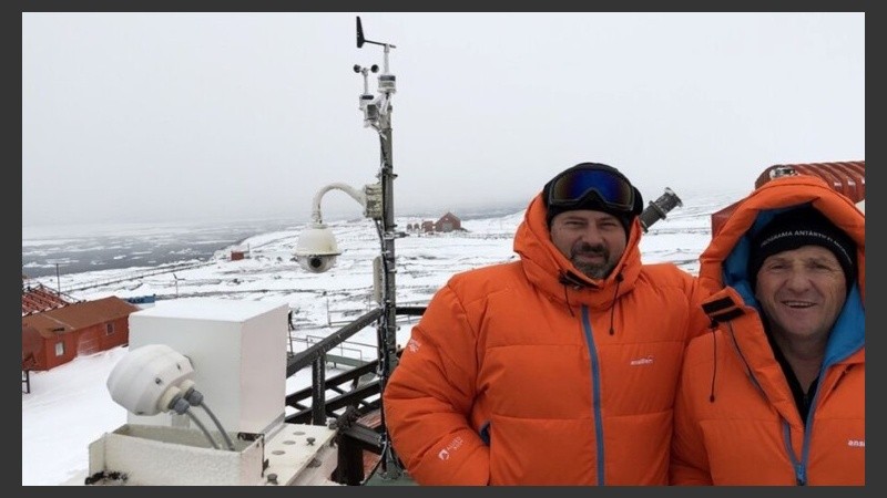 Dos de los científicos que realizan la instalación de Neurus en la Antártida. 