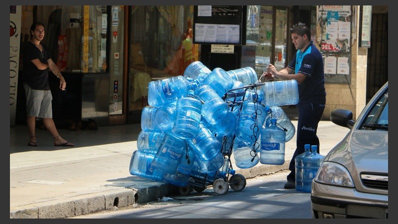 El repartidor de bidones de agua, con mucho trabajo este día caluroso. (Rosario3.com)