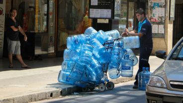 El repartidor de bidones de agua, con mucho trabajo este día caluroso. (Rosario3.com)