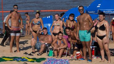 Los que pudieron, se acercaron a la costa del Paraná para refrescarse.